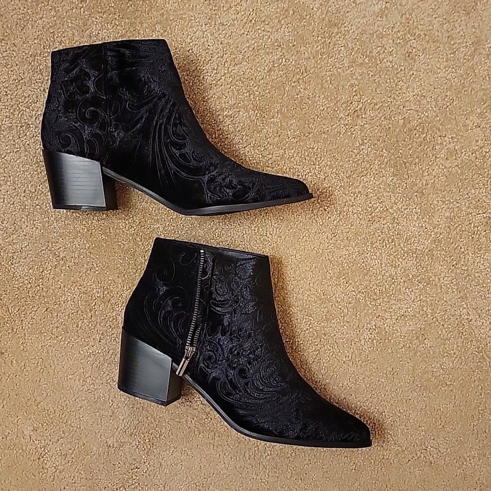 Black patterned size 12 boots
